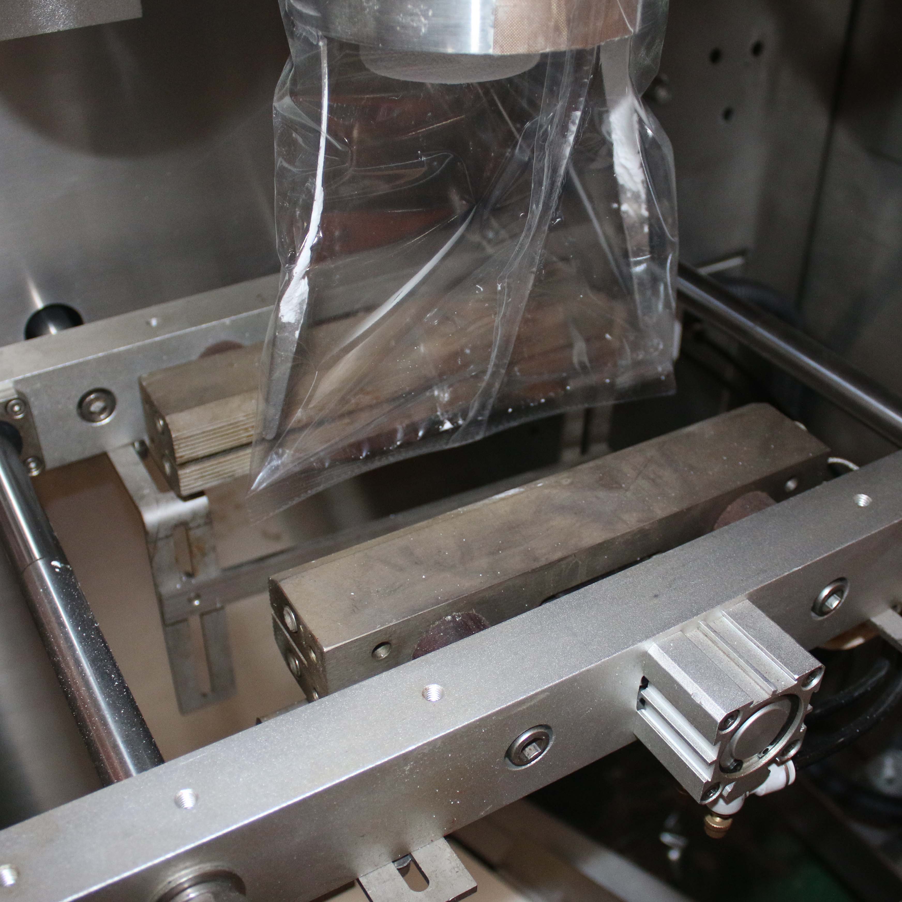 Automatic liquid sachet filling machine sealing part