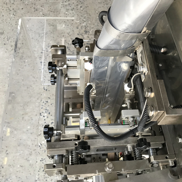 Liquid bag filling machine sealing part